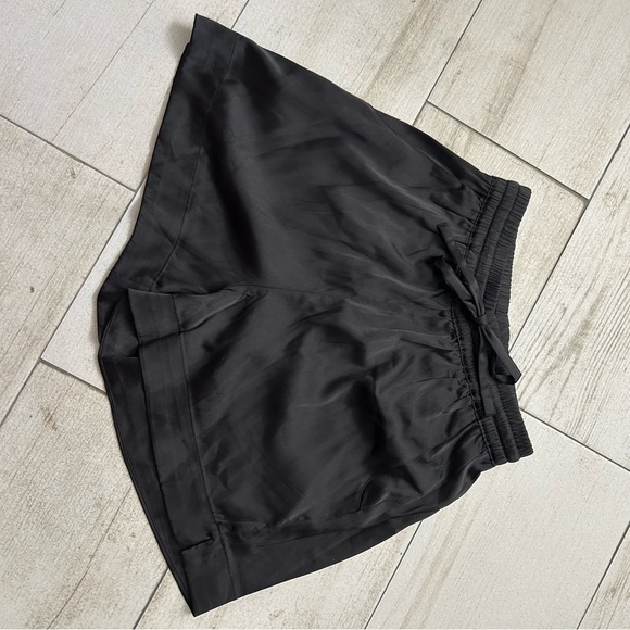 Silky stretch pull on short - Picture 3 of 4